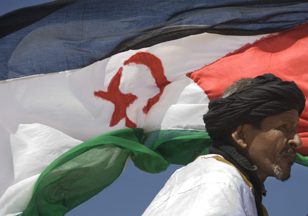 uomo con bandiera saharawi. Questa immagina rappresenta l'orgoglio del Popolo Saharawi che vuole il riconoscimento della sua legittima nazionalità territoriale.